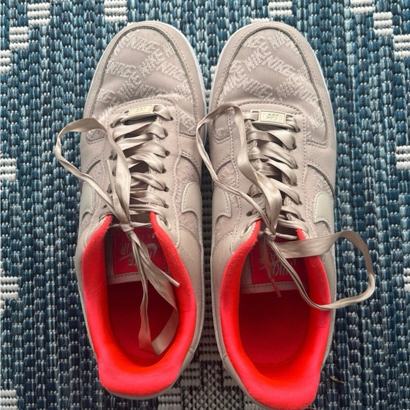 Nike Air Force 1 ‘07 Women's
Sneakers Fossil Stone/Laser Crimson
Size 7.5 EUC - Picture 1 of 8